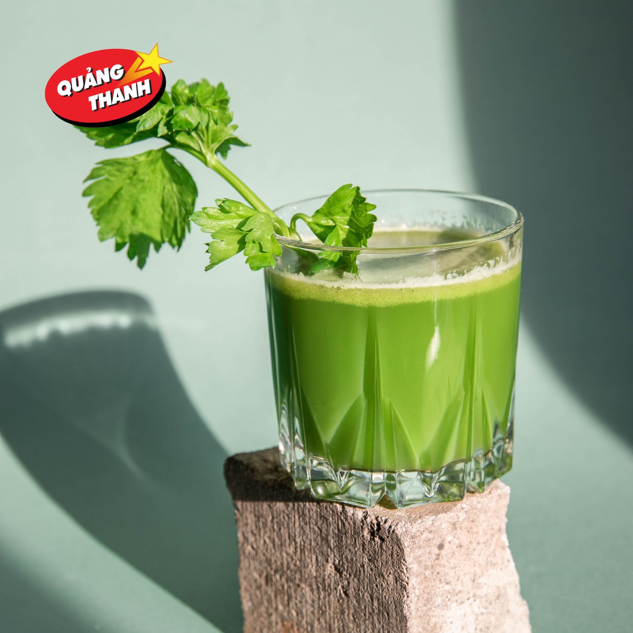 Pha bột rau sấy lạnh với nước uống trước hoặc sau tập luyện để phát huy tác dụng